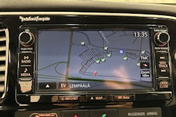 valkoinen Mitsubishi Outlander PHEV 2016 kuva 21.