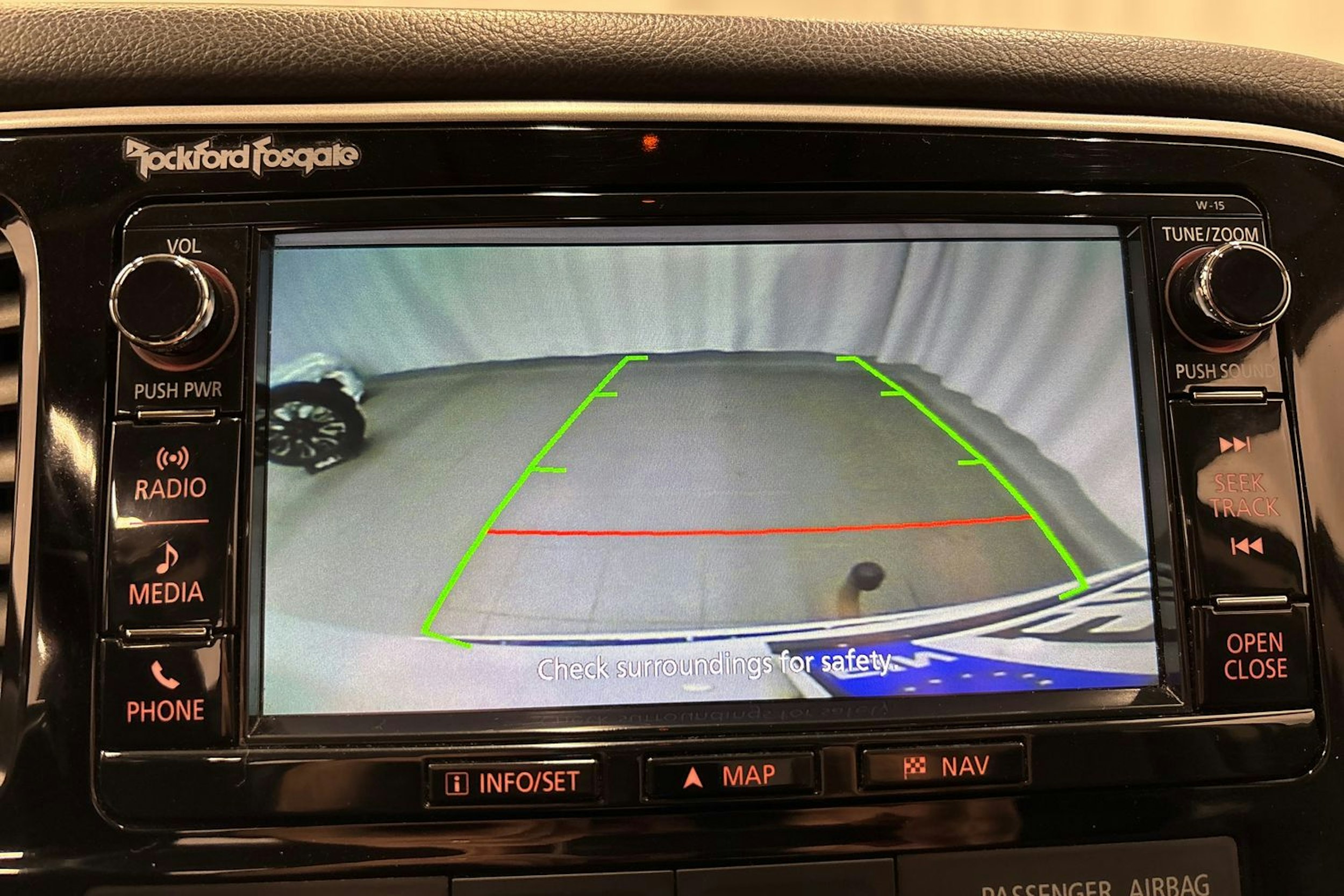 valkoinen Mitsubishi Outlander PHEV 2016 kuva 22.