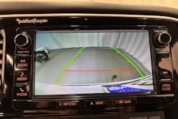 valkoinen Mitsubishi Outlander PHEV 2016 kuva 22.