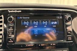 valkoinen Mitsubishi Outlander PHEV 2016 kuva 23.