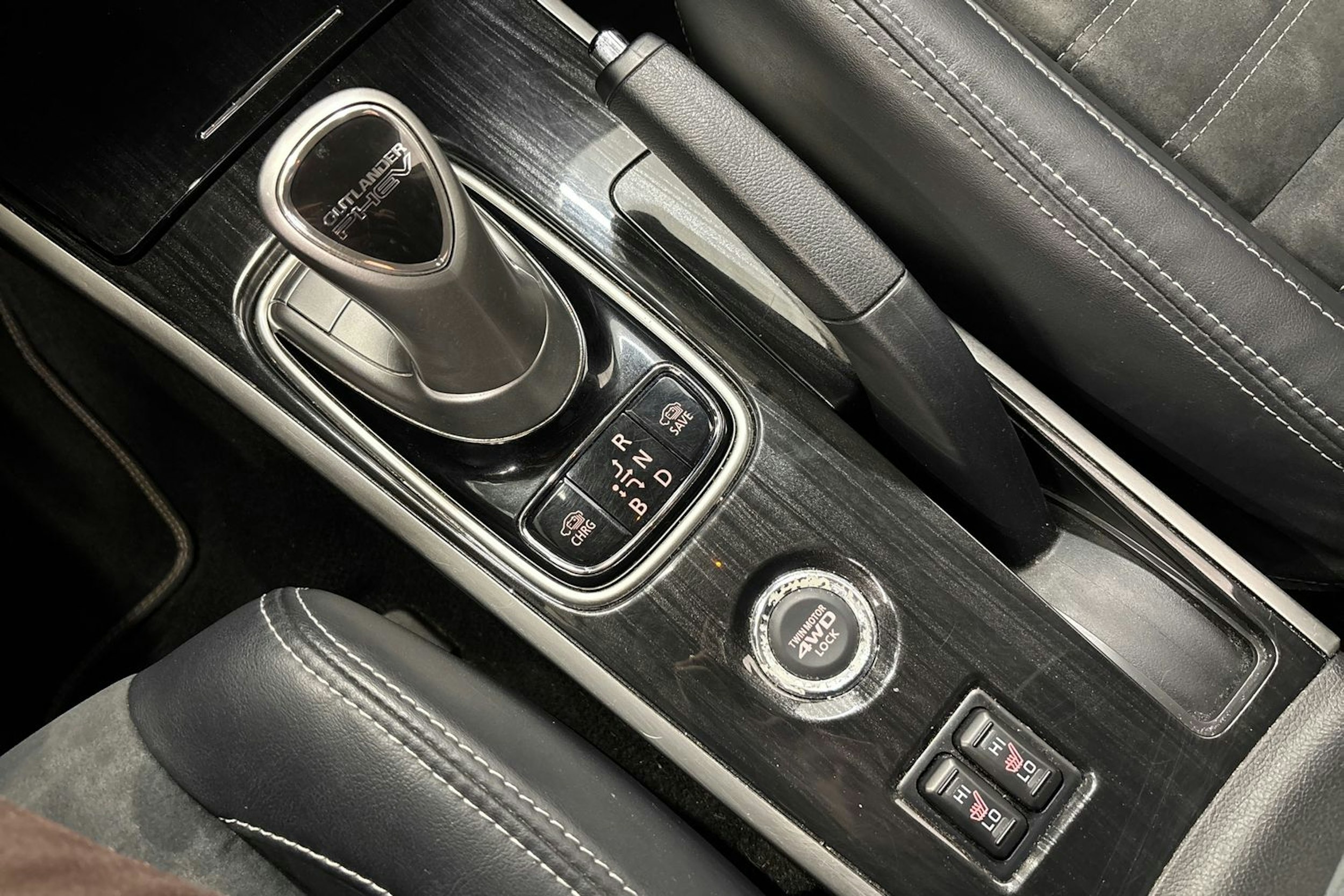 valkoinen Mitsubishi Outlander PHEV 2016 kuva 24.