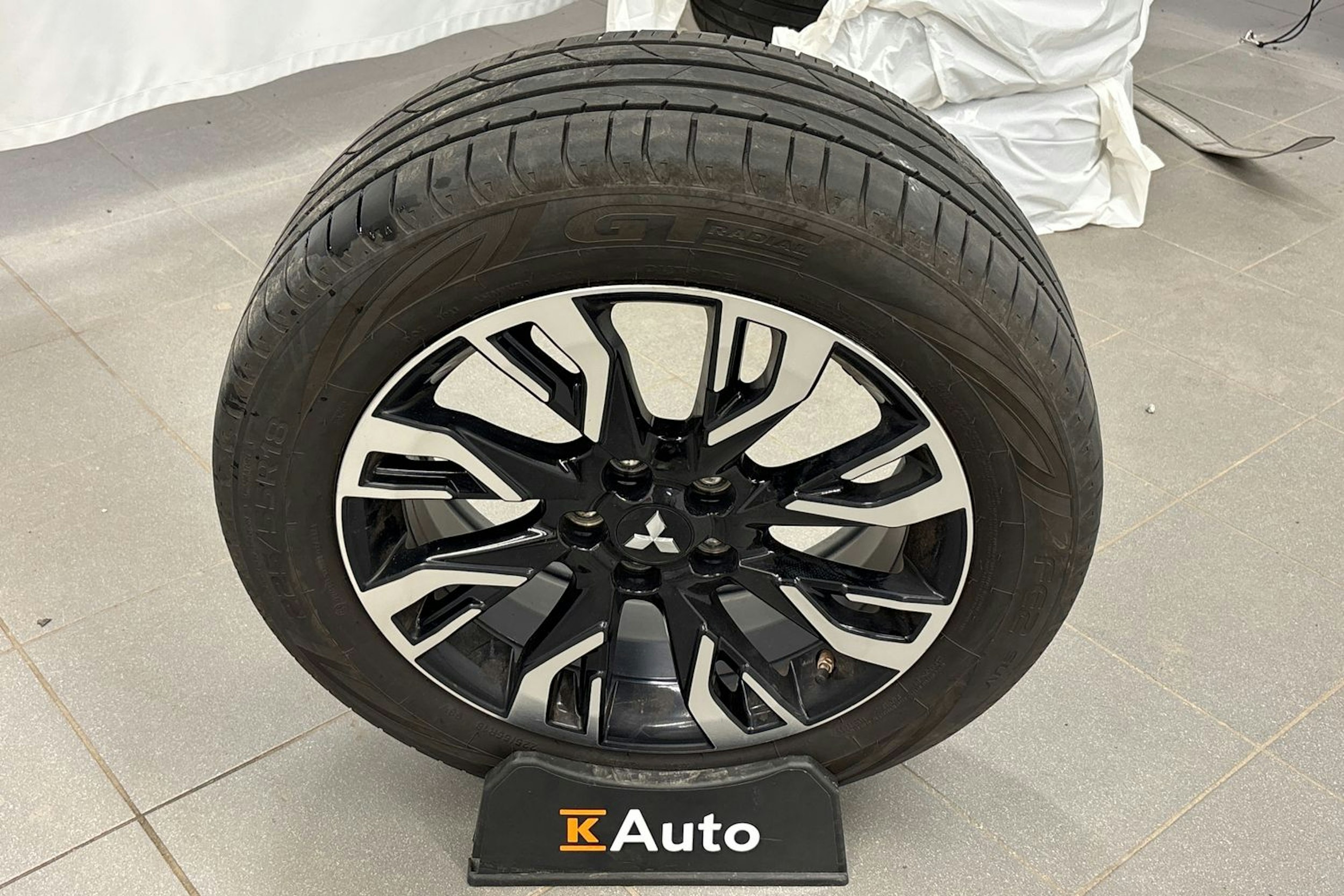 valkoinen Mitsubishi Outlander PHEV 2016 kuva 26.