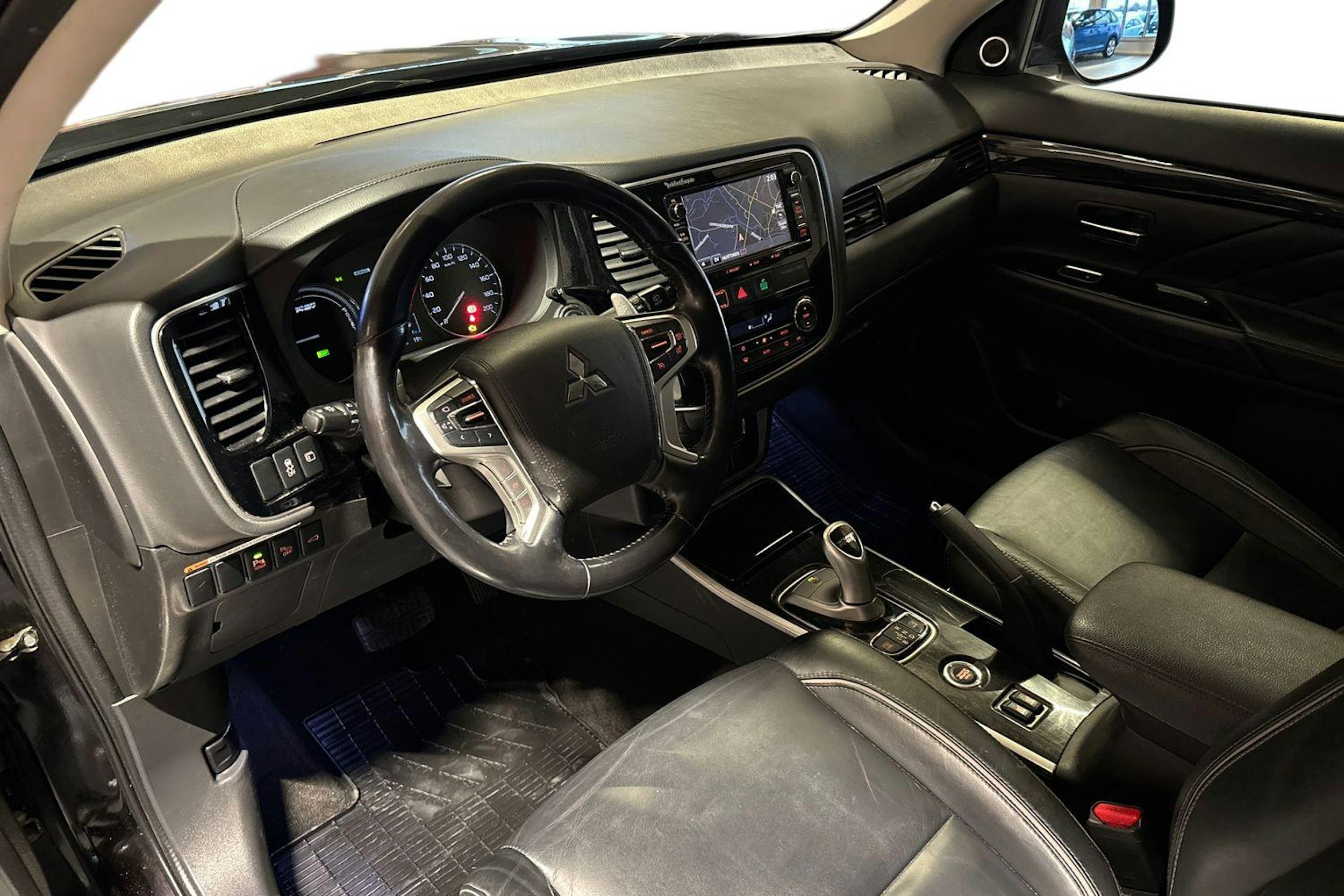 Musta Mitsubishi Outlander PHEV 2016 kuva 7.