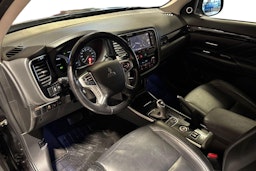 Musta Mitsubishi Outlander PHEV 2016 kuva 7.
