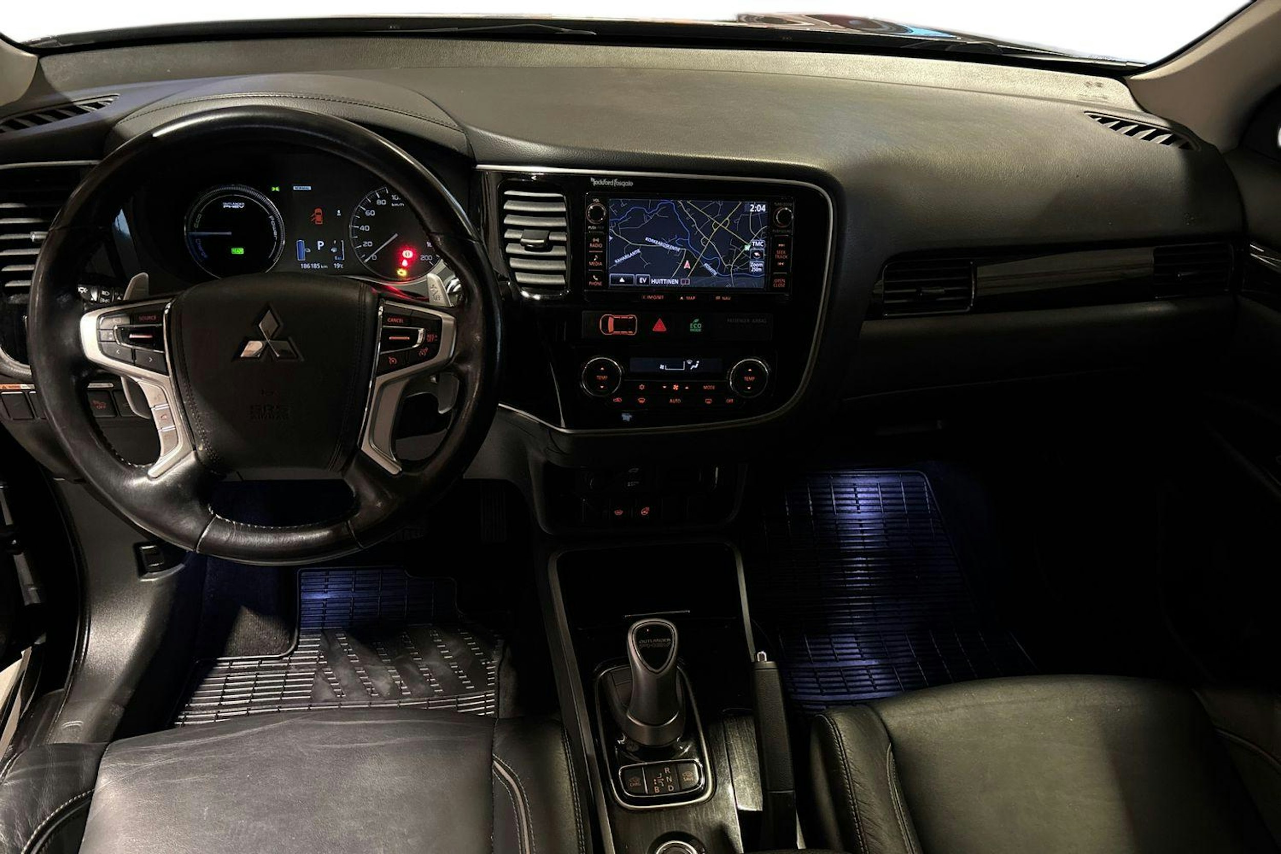 Musta Mitsubishi Outlander PHEV 2016 kuva 9.