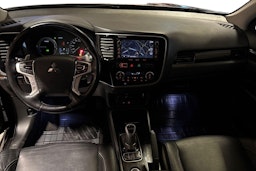 Musta Mitsubishi Outlander PHEV 2016 kuva 9.