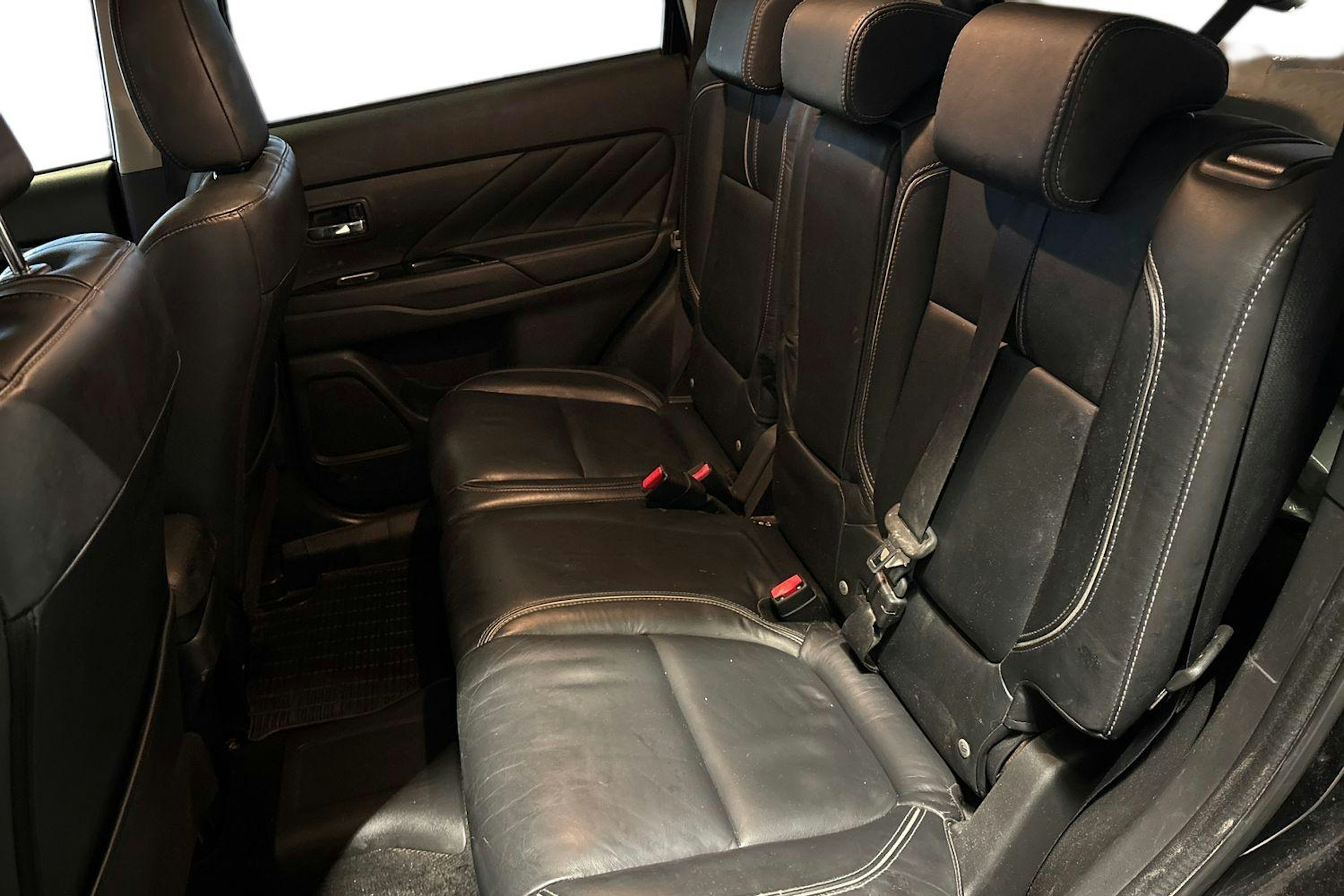 Musta Mitsubishi Outlander PHEV 2016 kuva 10.