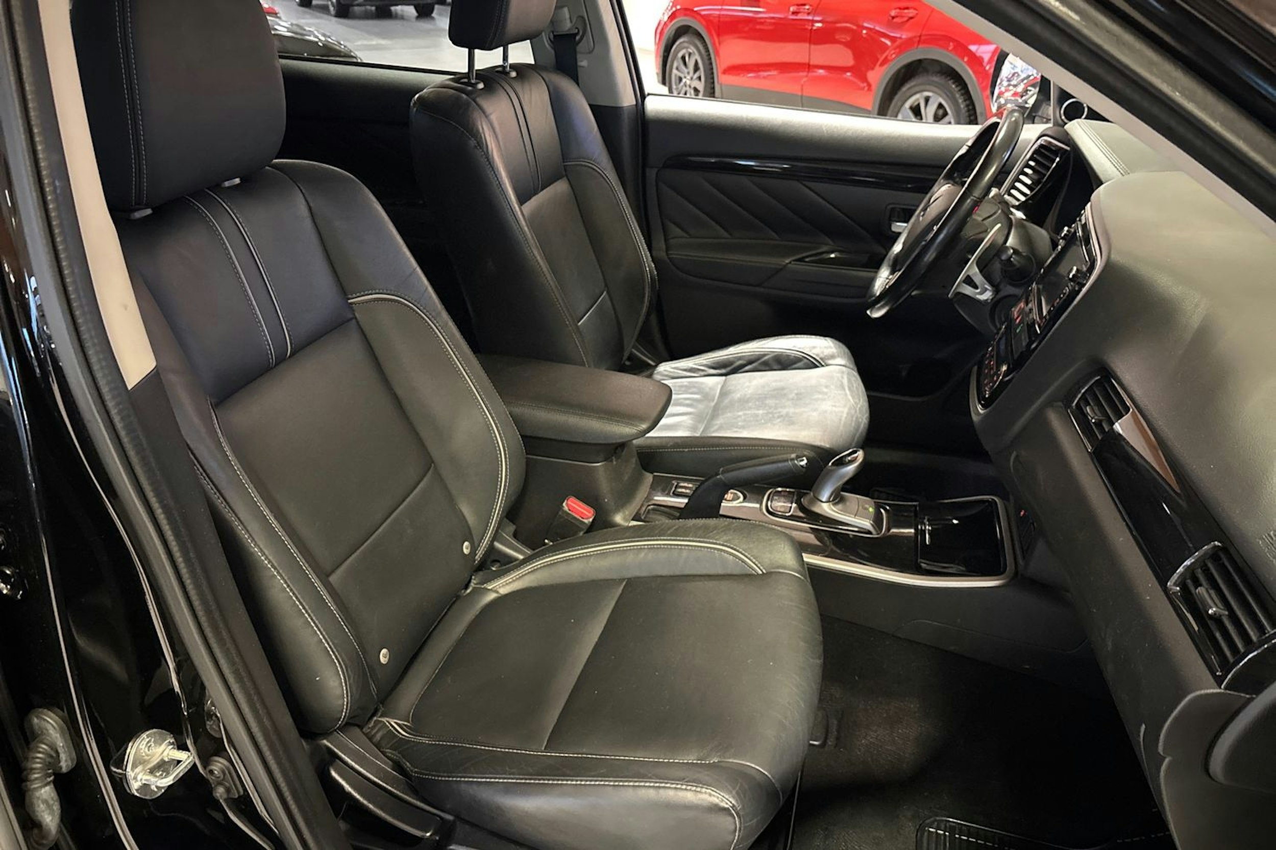 Musta Mitsubishi Outlander PHEV 2016 kuva 14.