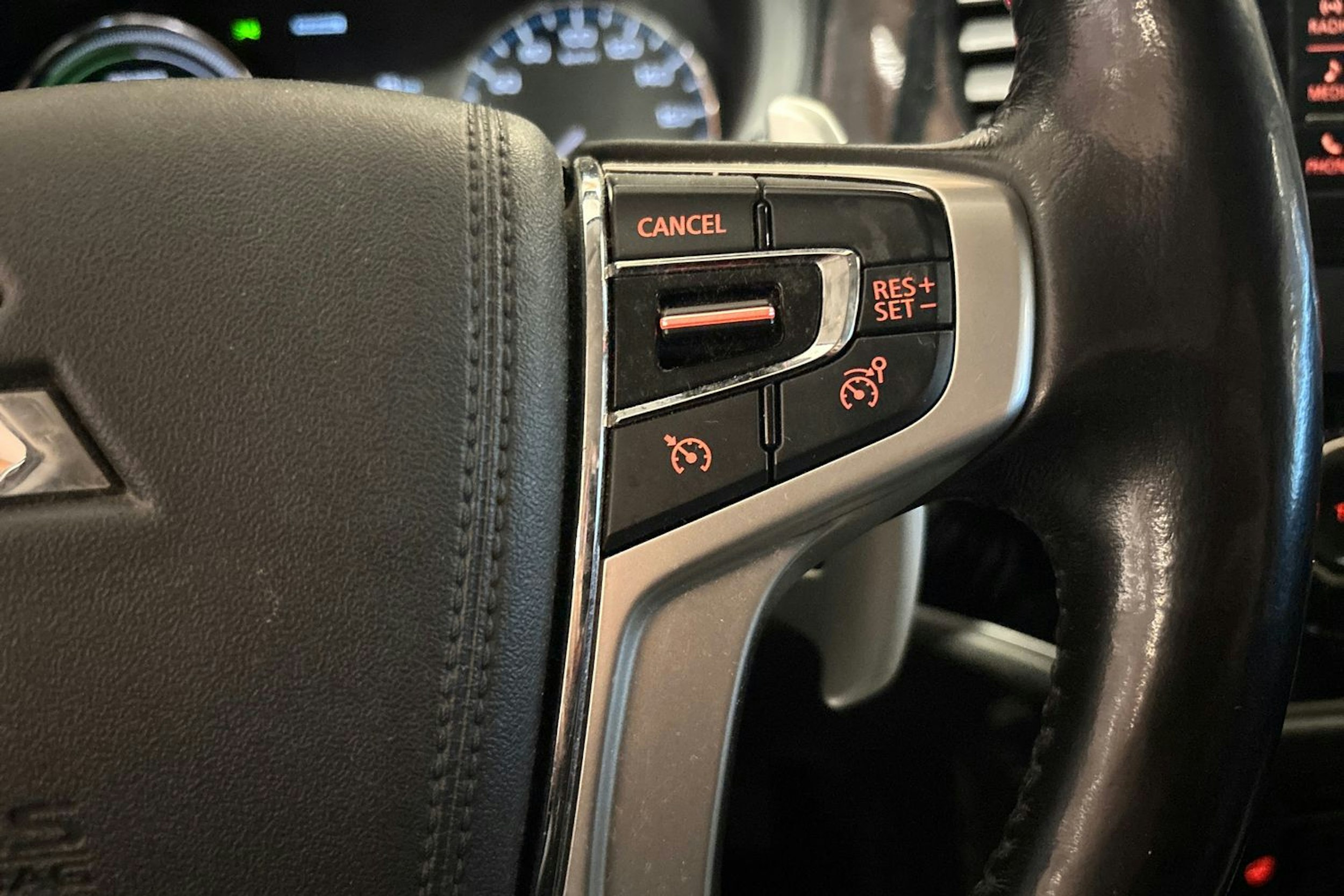 Musta Mitsubishi Outlander PHEV 2016 kuva 19.