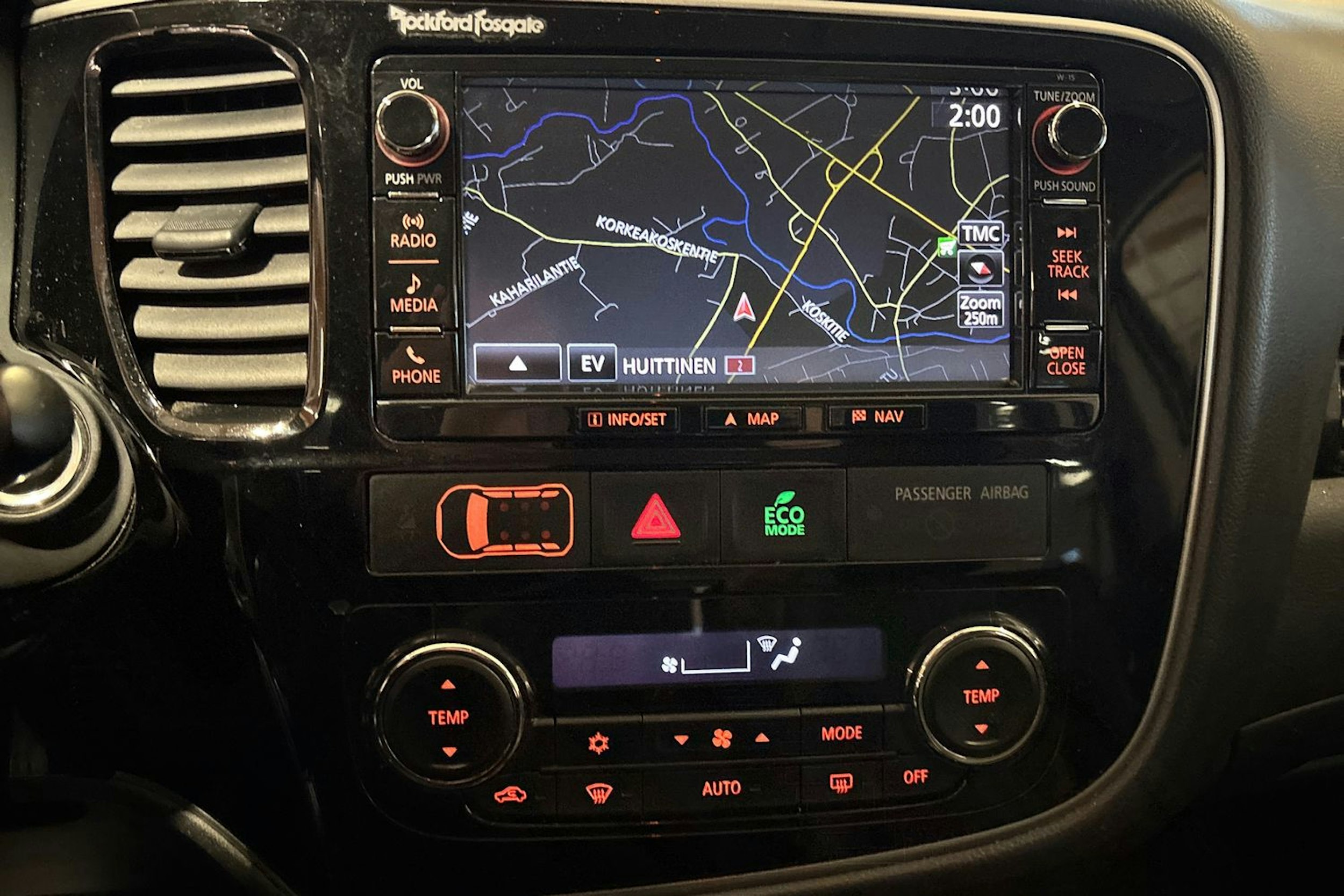 Musta Mitsubishi Outlander PHEV 2016 kuva 20.