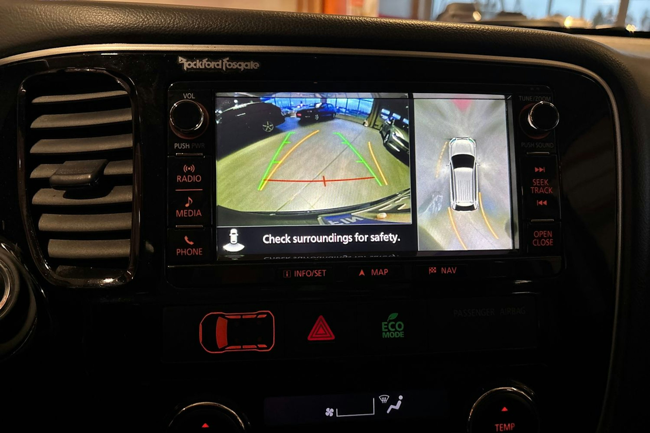 Musta Mitsubishi Outlander PHEV 2016 kuva 21.