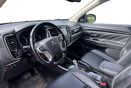 musta Mitsubishi Outlander PHEV 2016 kuva 3.