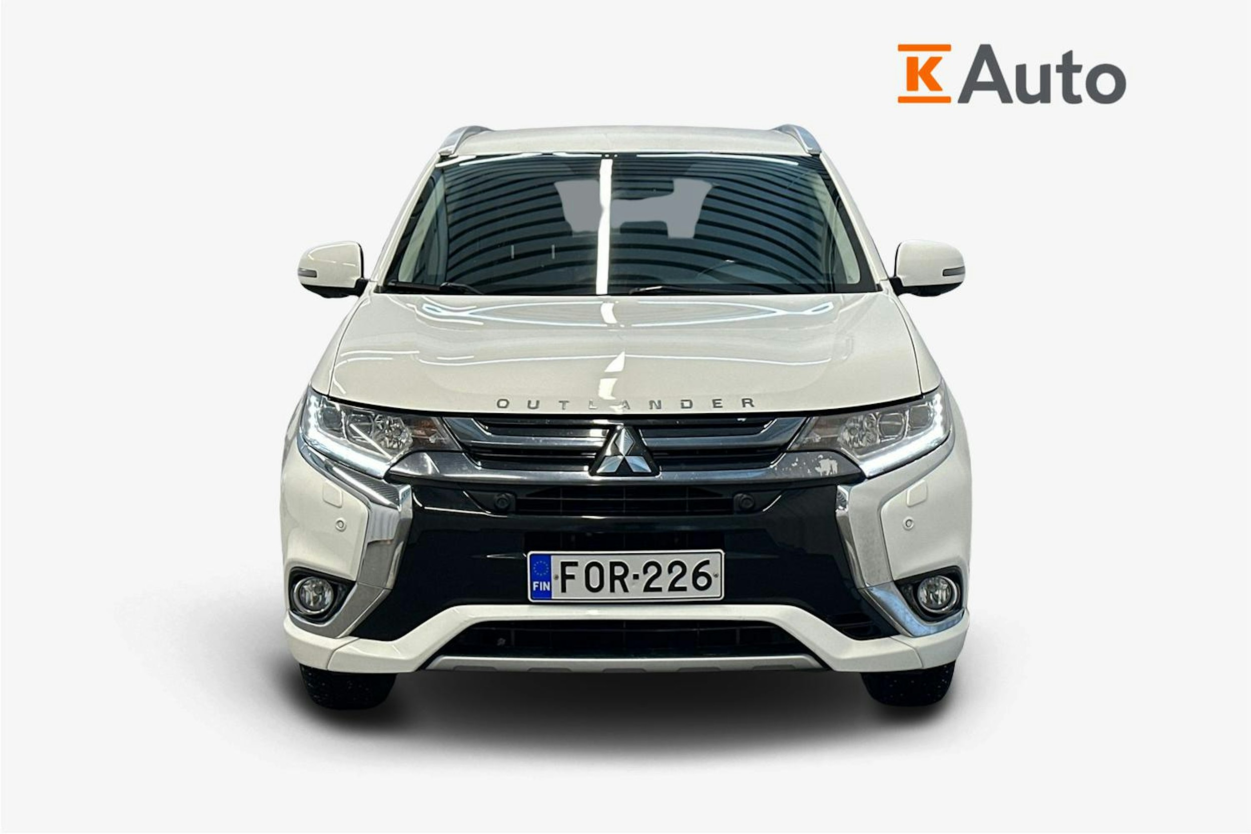 valkoinen Mitsubishi Outlander PHEV 2016 kuva 5.