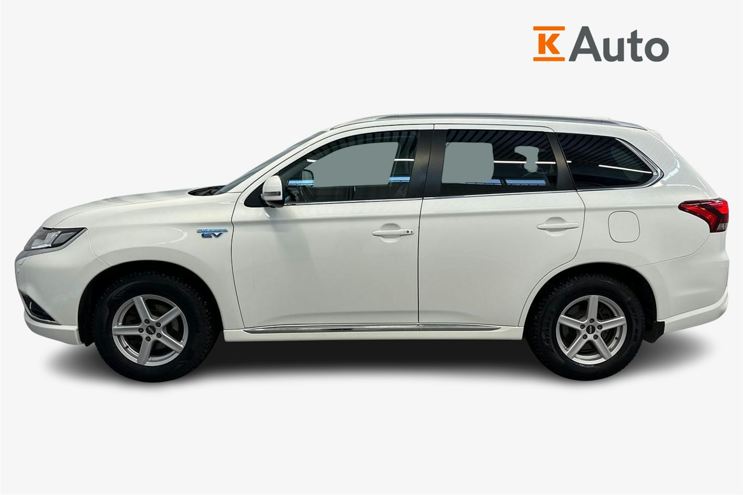 valkoinen Mitsubishi Outlander PHEV 2016 kuva 6.