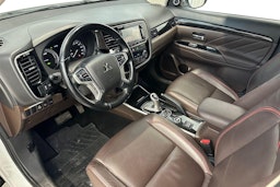 valkoinen Mitsubishi Outlander PHEV 2016 kuva 7.