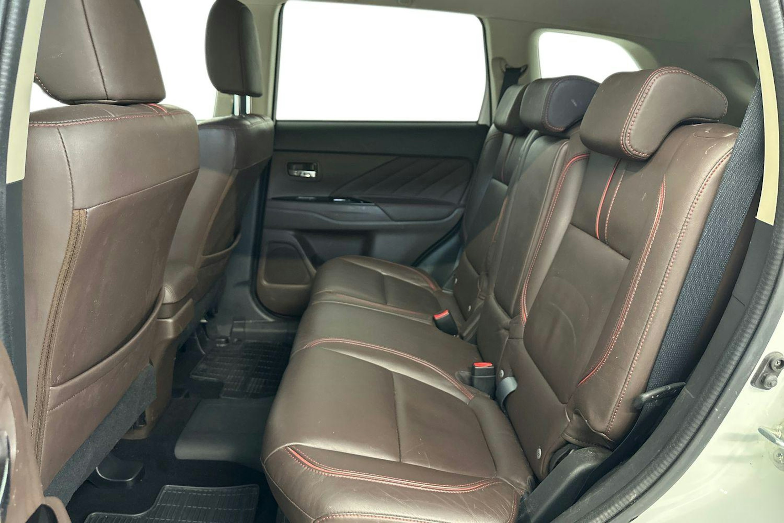 valkoinen Mitsubishi Outlander PHEV 2016 kuva 10.