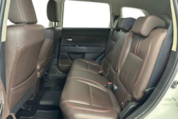 valkoinen Mitsubishi Outlander PHEV 2016 kuva 10.