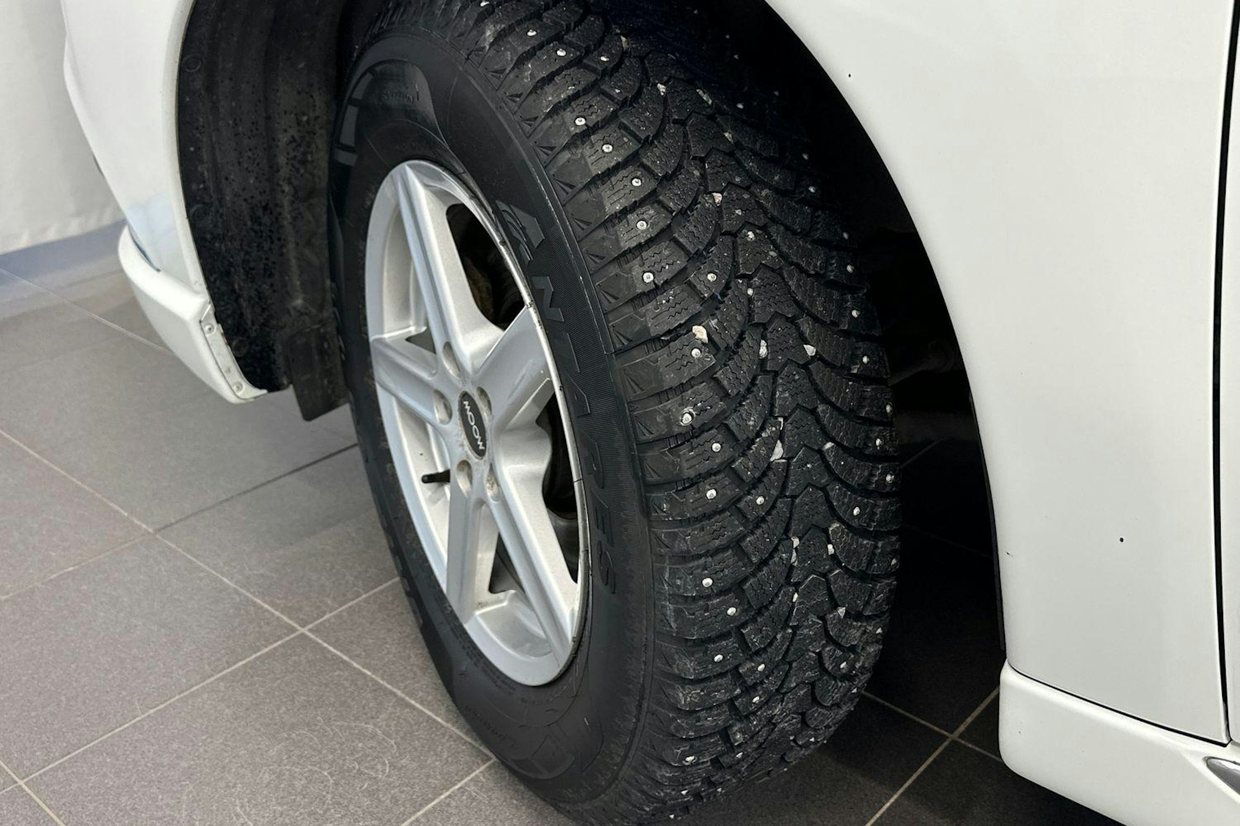 valkoinen Mitsubishi Outlander PHEV 2016 kuva 11.