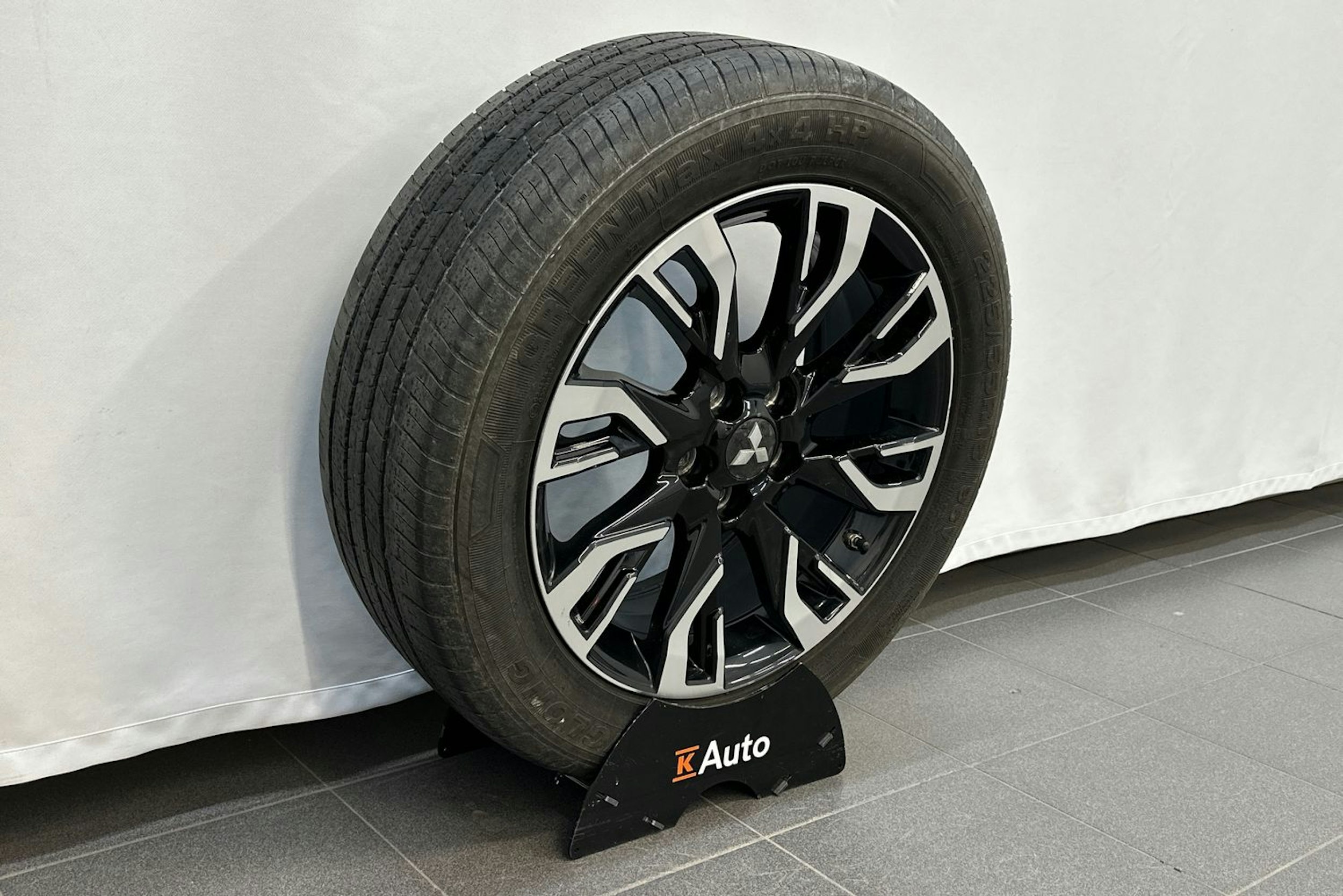 valkoinen Mitsubishi Outlander PHEV 2016 kuva 13.