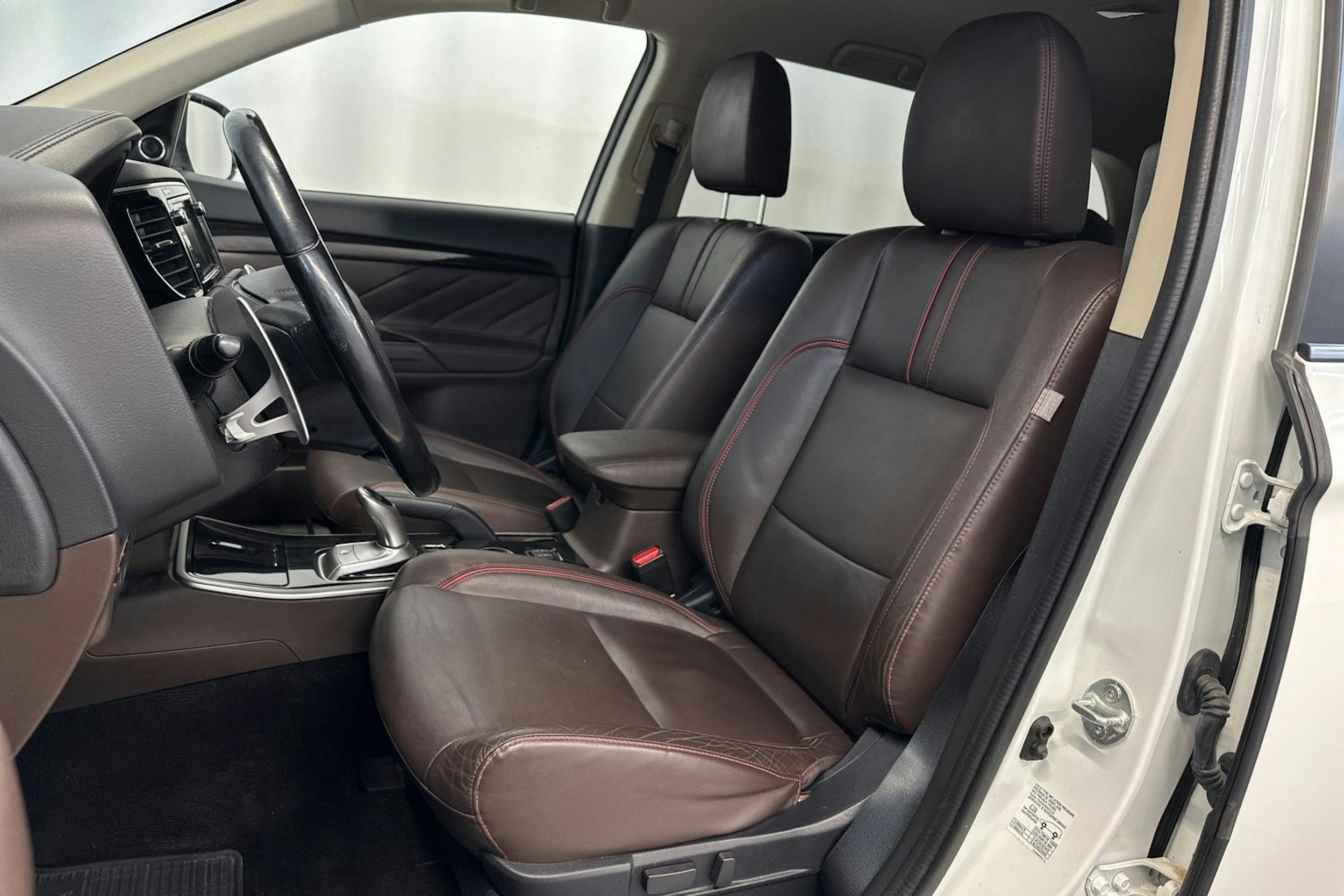 valkoinen Mitsubishi Outlander PHEV 2016 kuva 14.