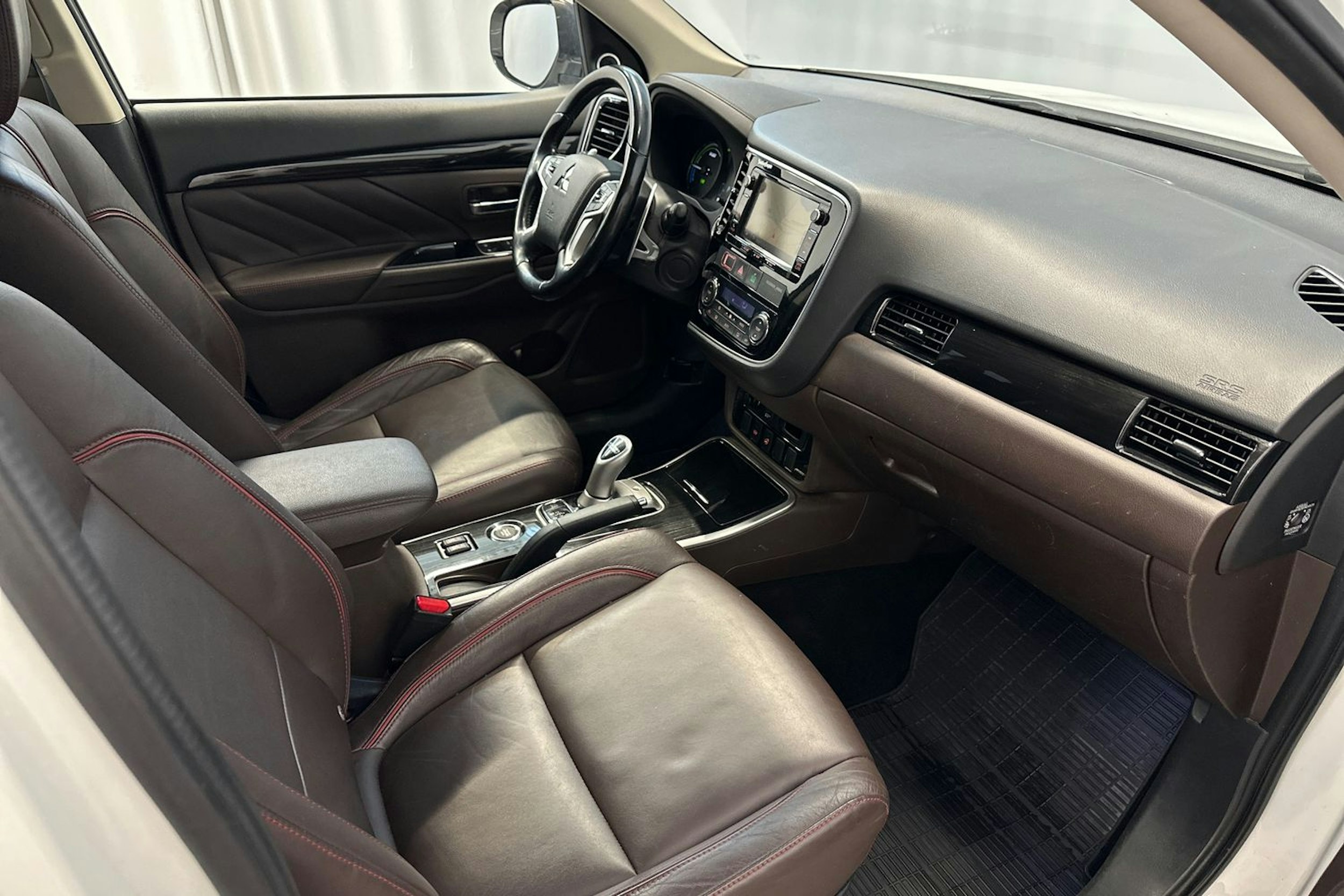 valkoinen Mitsubishi Outlander PHEV 2016 kuva 15.