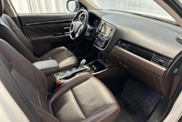 valkoinen Mitsubishi Outlander PHEV 2016 kuva 15.