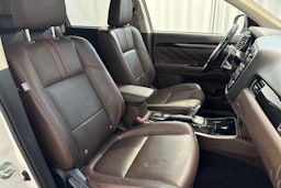 valkoinen Mitsubishi Outlander PHEV 2016 kuva 16.