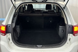 valkoinen Mitsubishi Outlander PHEV 2016 kuva 17.