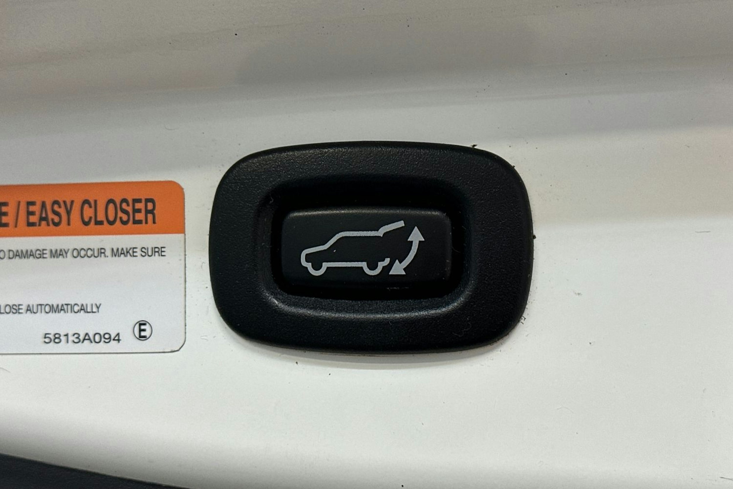 valkoinen Mitsubishi Outlander PHEV 2016 kuva 18.