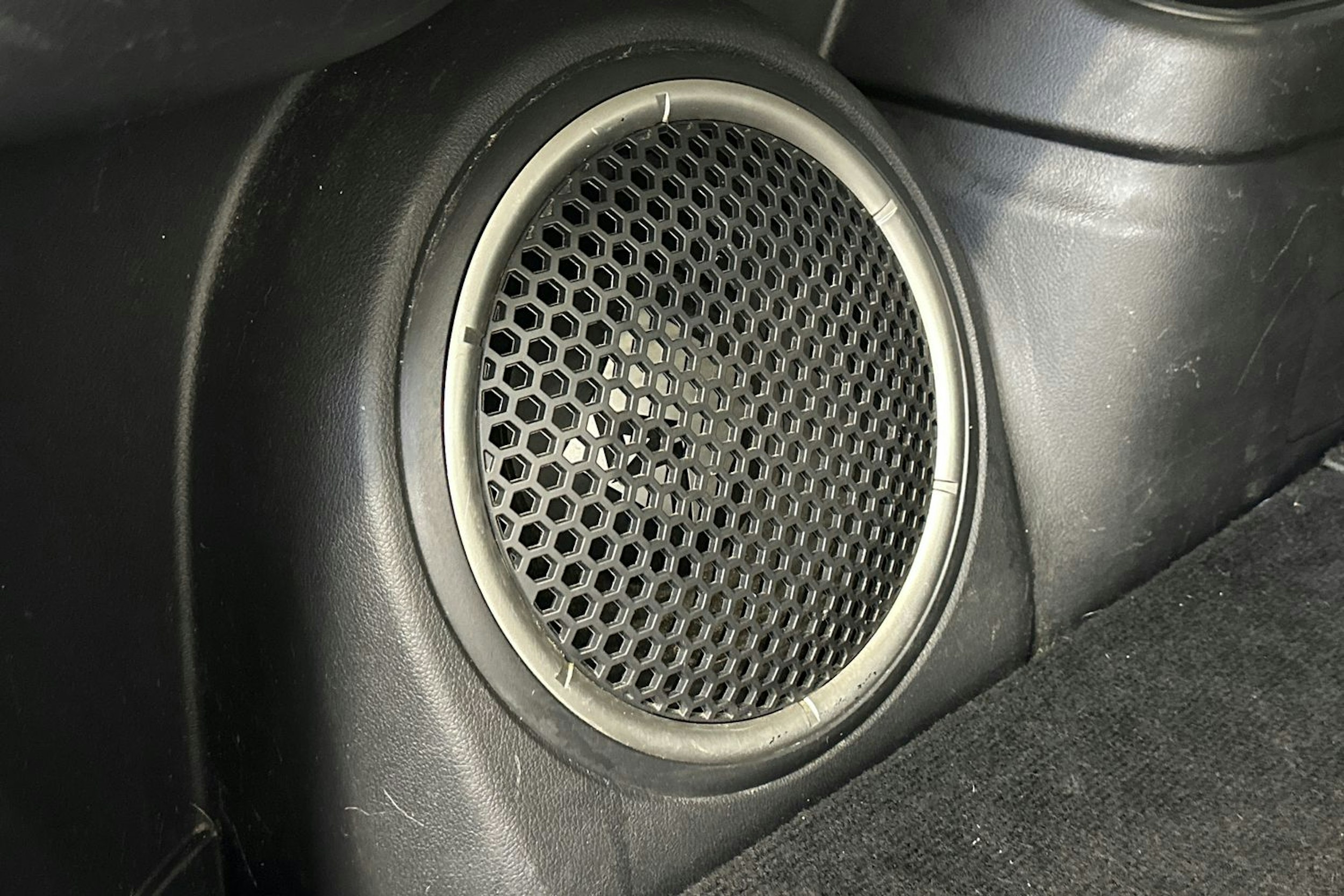 valkoinen Mitsubishi Outlander PHEV 2016 kuva 19.