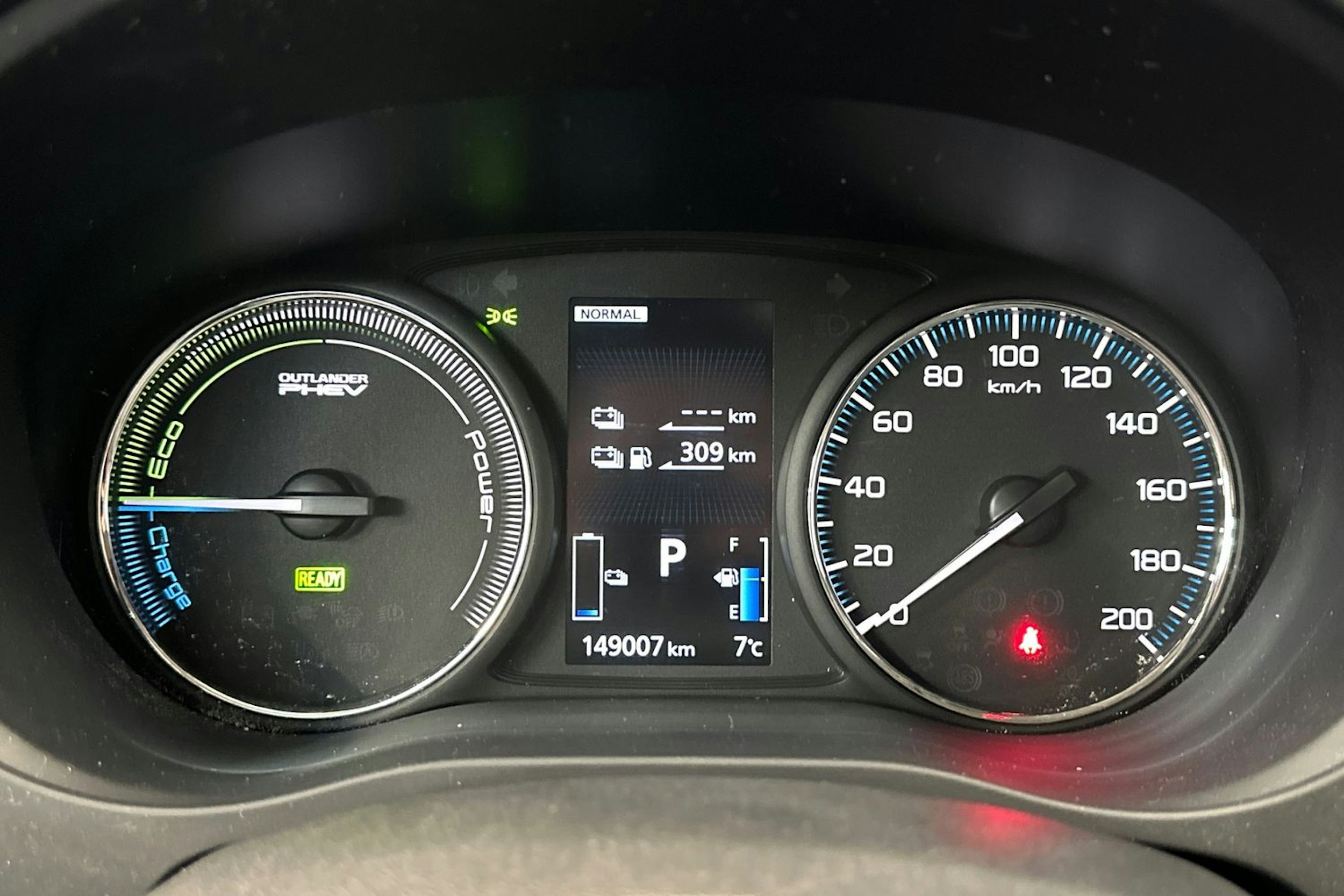 valkoinen Mitsubishi Outlander PHEV 2016 kuva 20.