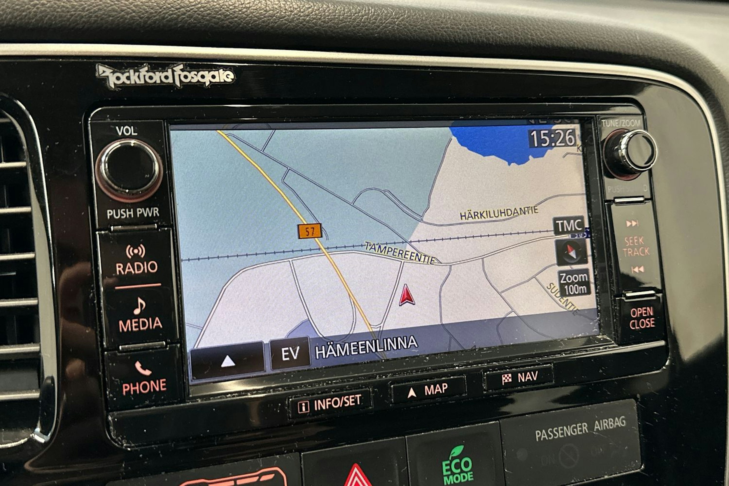 valkoinen Mitsubishi Outlander PHEV 2016 kuva 21.