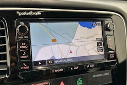 valkoinen Mitsubishi Outlander PHEV 2016 kuva 21.