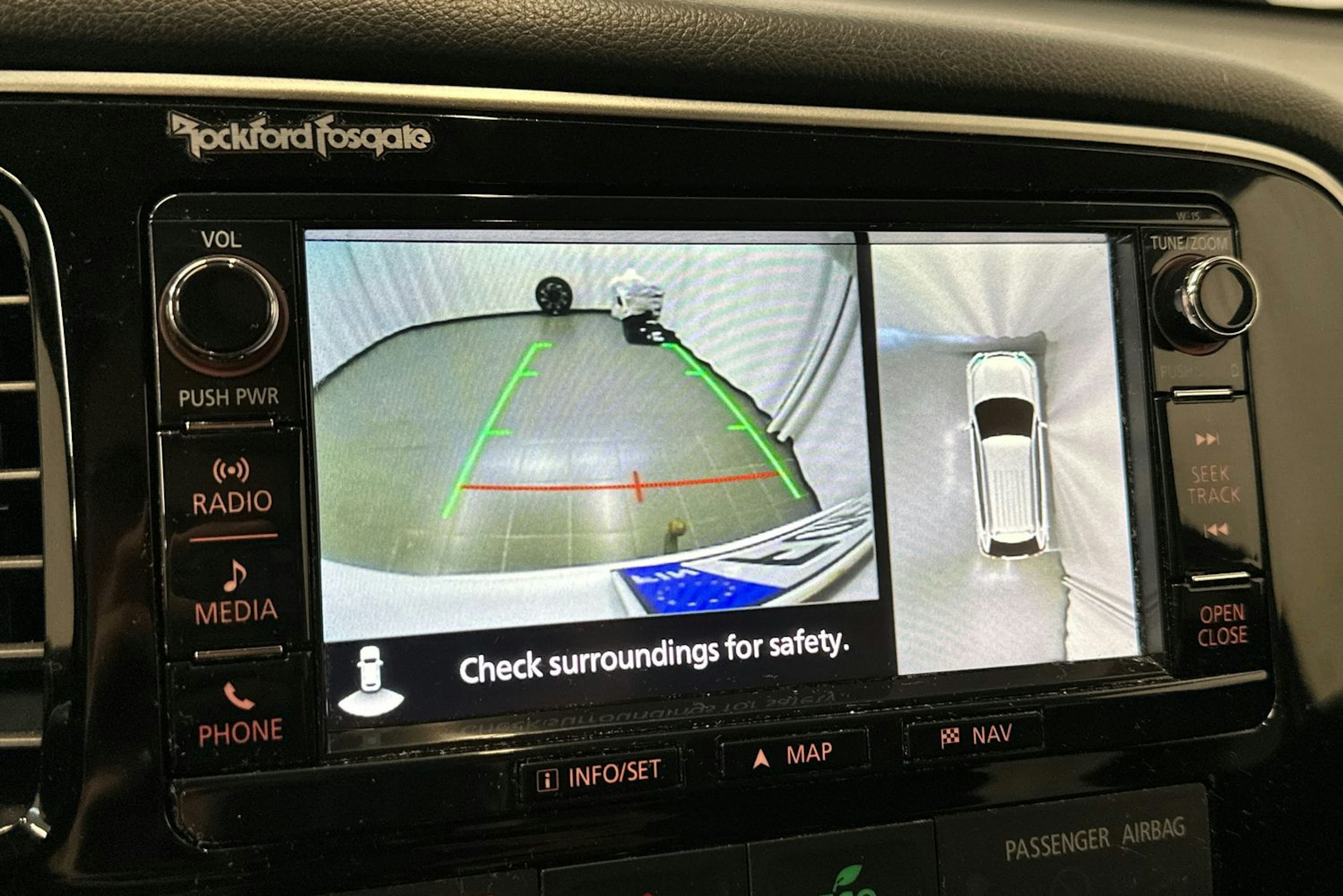 valkoinen Mitsubishi Outlander PHEV 2016 kuva 22.