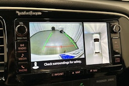 valkoinen Mitsubishi Outlander PHEV 2016 kuva 22.