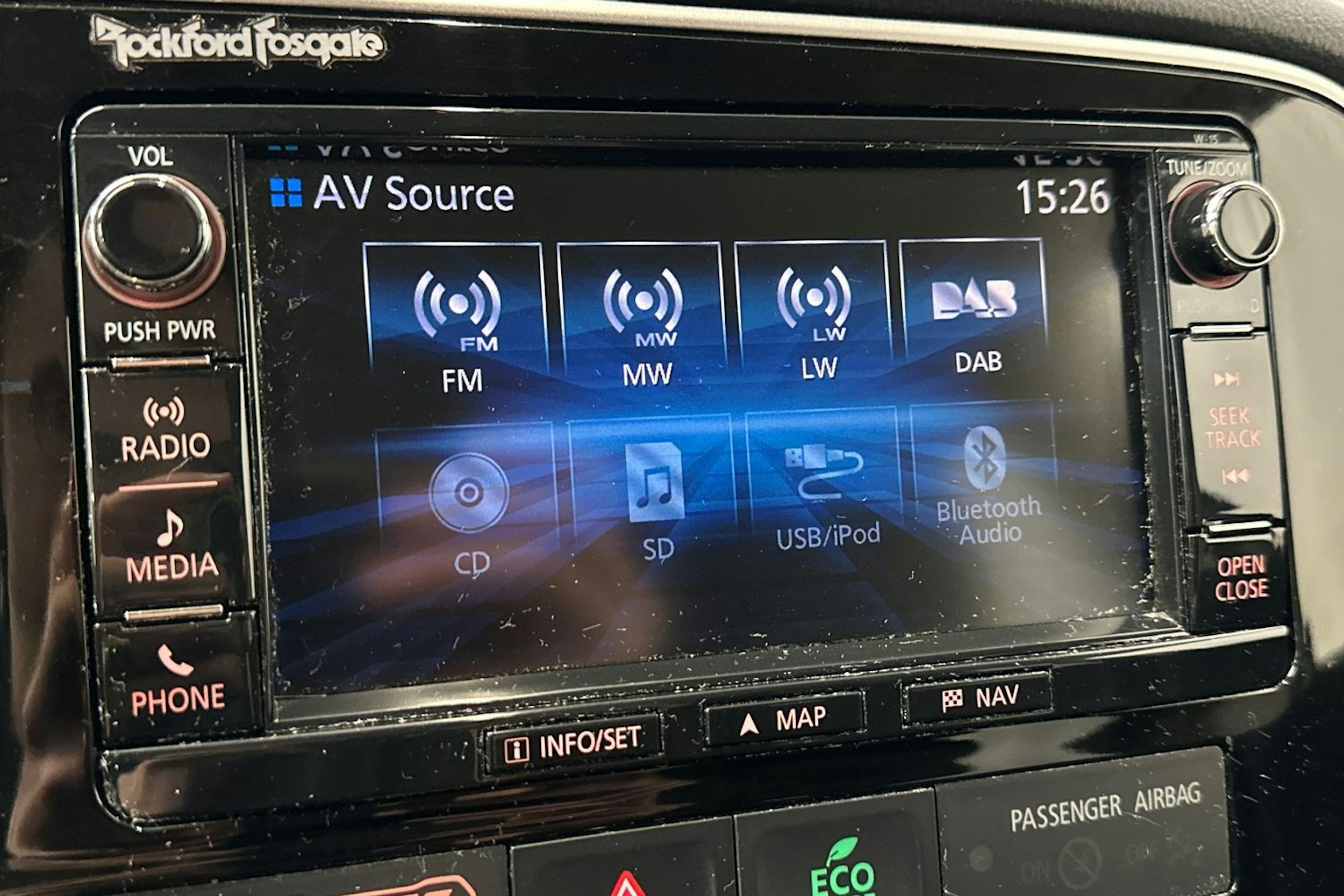 valkoinen Mitsubishi Outlander PHEV 2016 kuva 23.