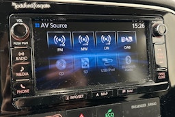 valkoinen Mitsubishi Outlander PHEV 2016 kuva 23.