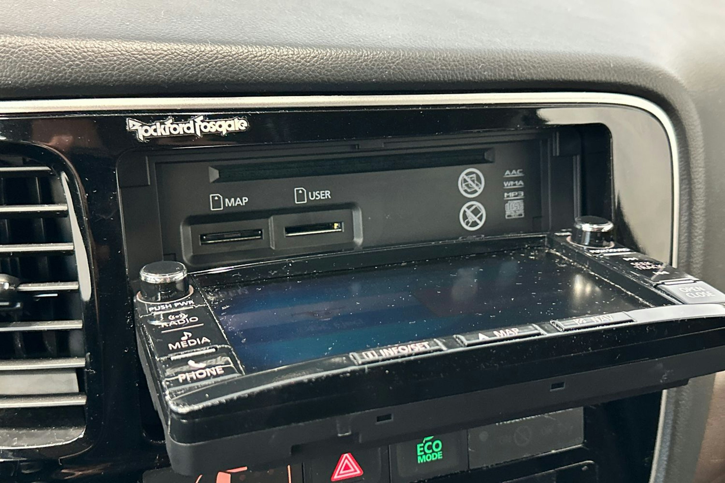 valkoinen Mitsubishi Outlander PHEV 2016 kuva 24.