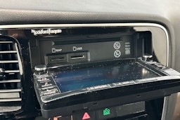 valkoinen Mitsubishi Outlander PHEV 2016 kuva 24.