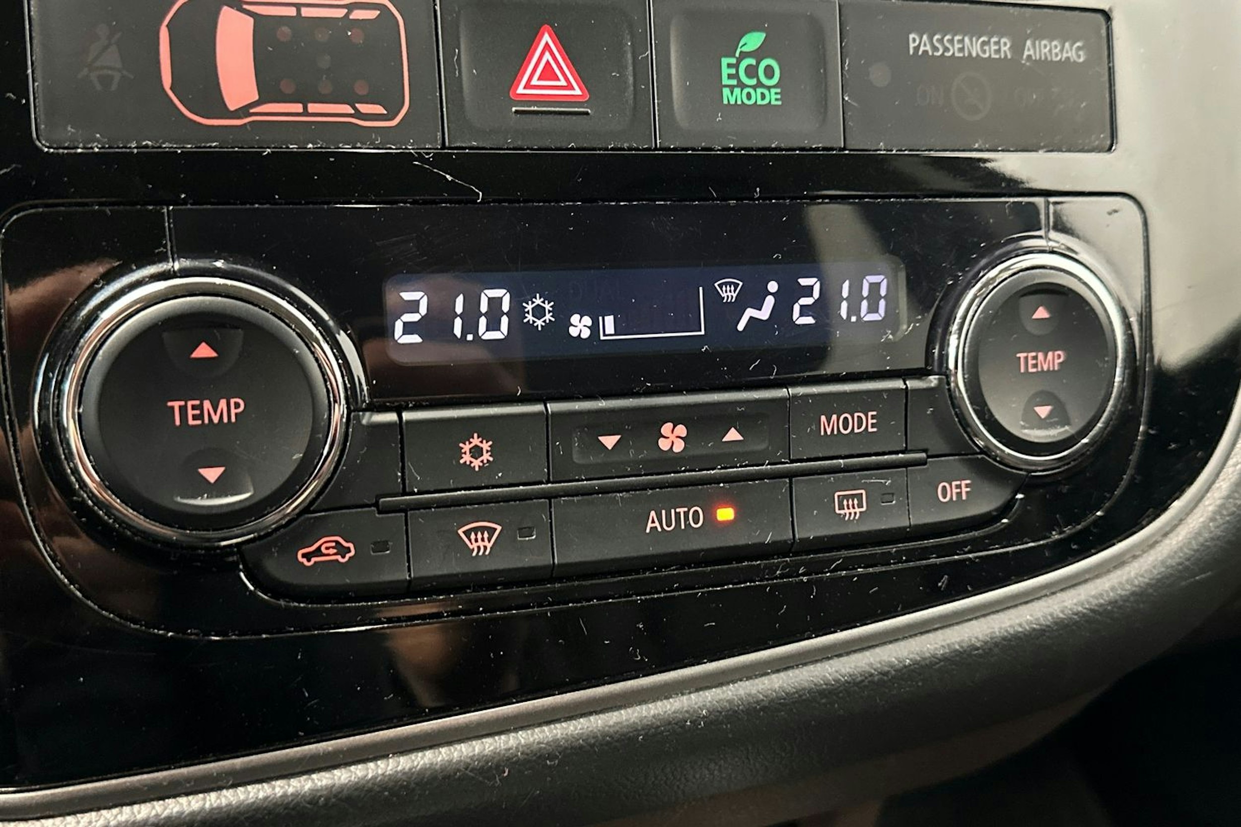 valkoinen Mitsubishi Outlander PHEV 2016 kuva 26.