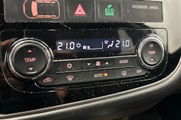 valkoinen Mitsubishi Outlander PHEV 2016 kuva 26.