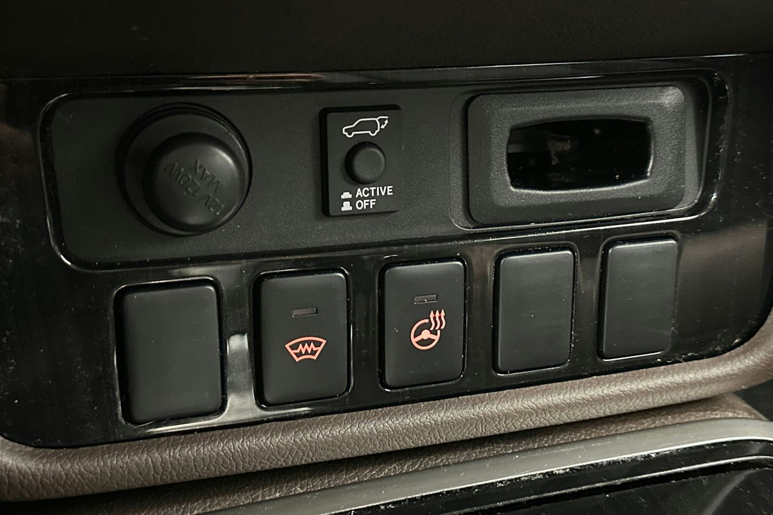 valkoinen Mitsubishi Outlander PHEV 2016 kuva 27.