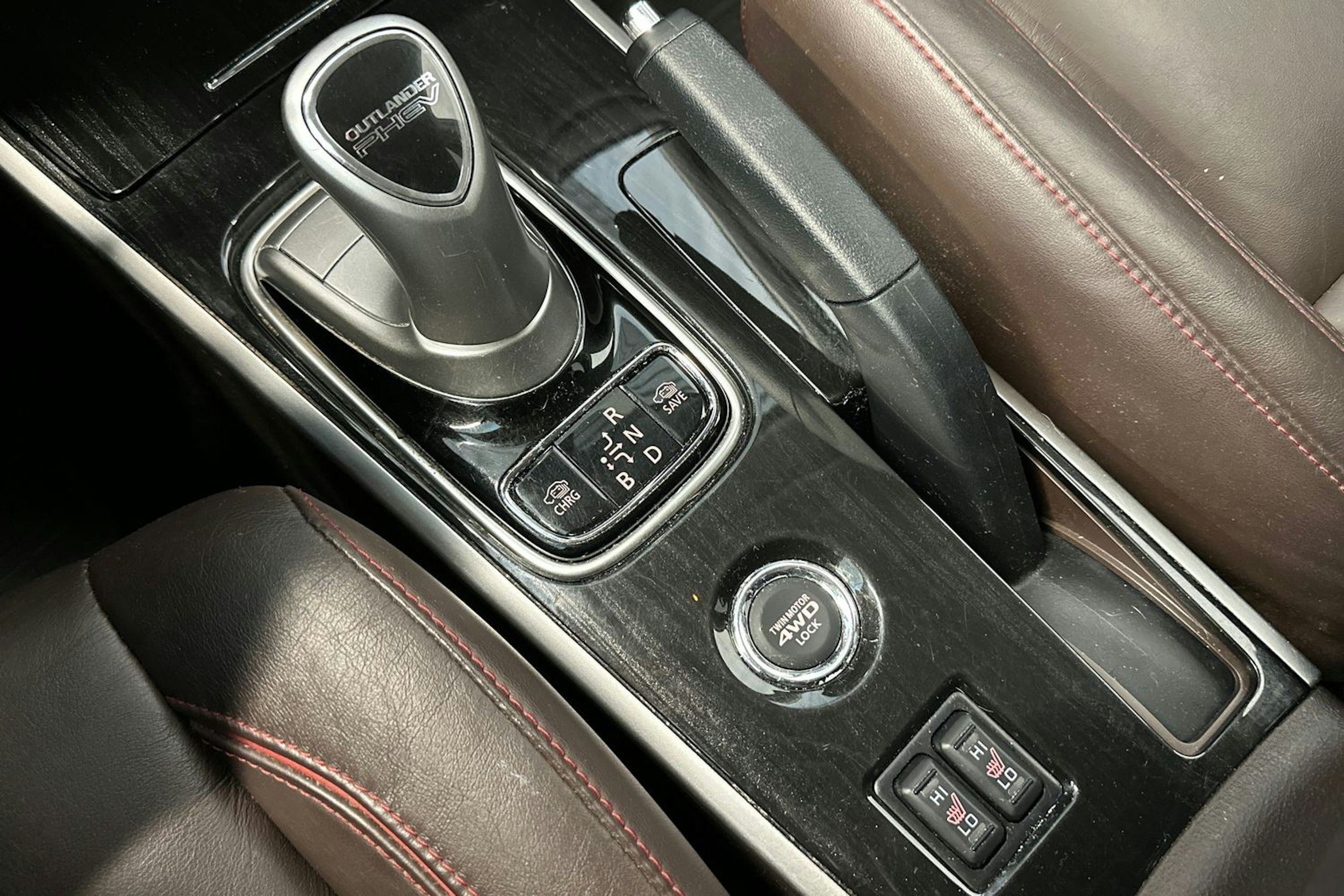 valkoinen Mitsubishi Outlander PHEV 2016 kuva 28.