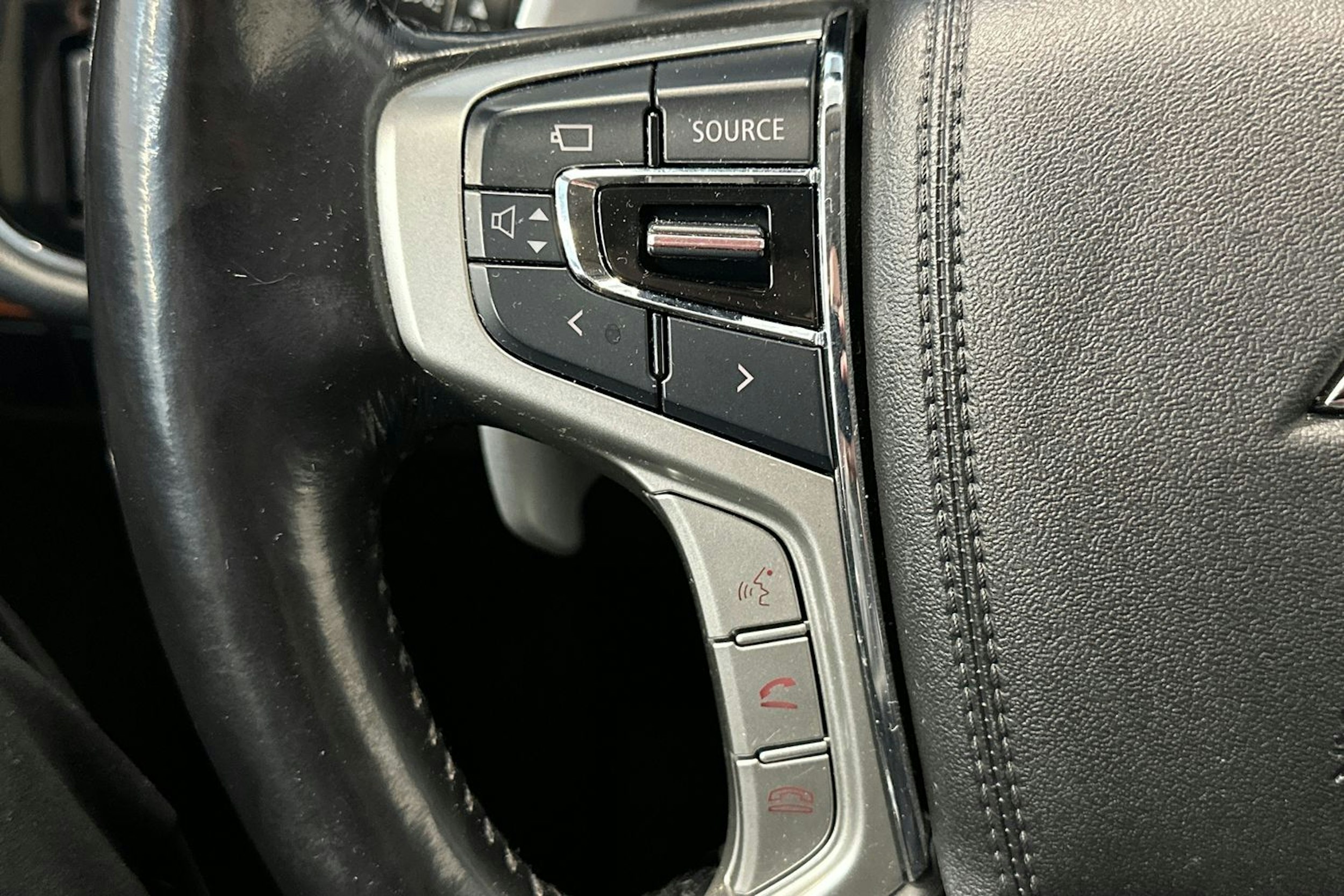 valkoinen Mitsubishi Outlander PHEV 2016 kuva 29.