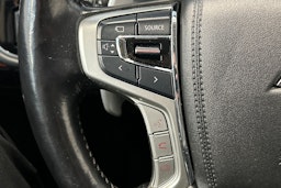 valkoinen Mitsubishi Outlander PHEV 2016 kuva 29.