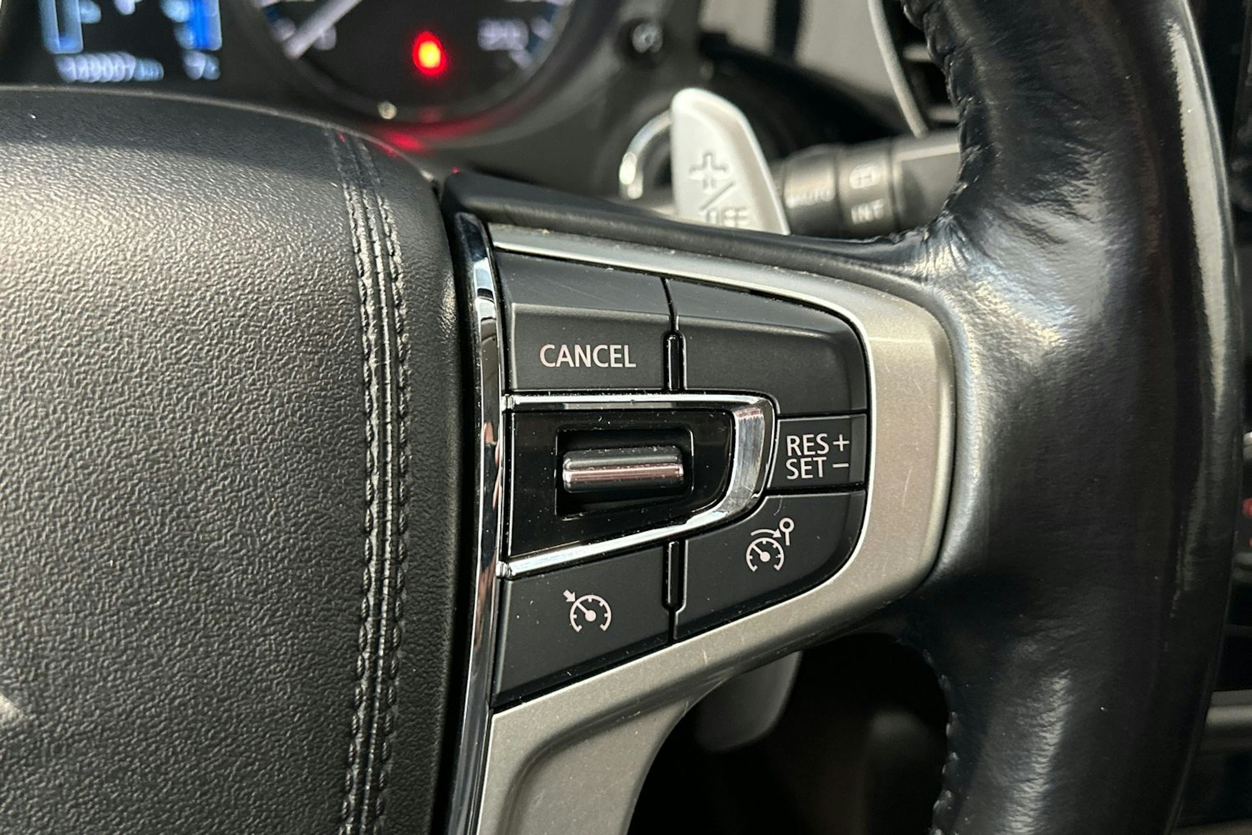 valkoinen Mitsubishi Outlander PHEV 2016 kuva 30.