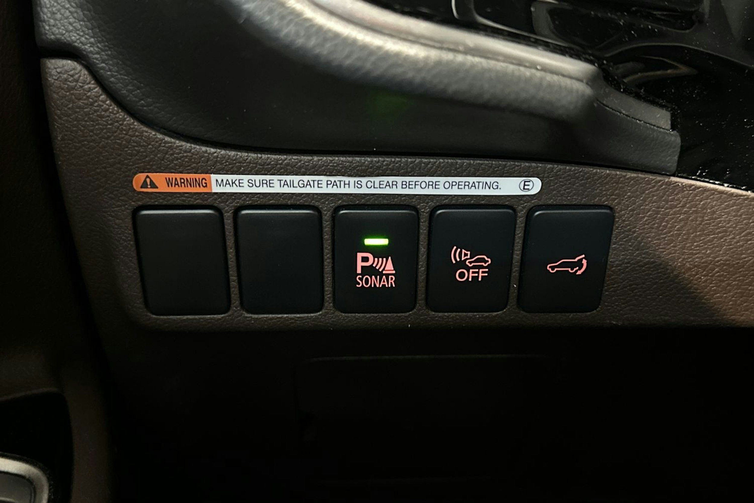 valkoinen Mitsubishi Outlander PHEV 2016 kuva 31.