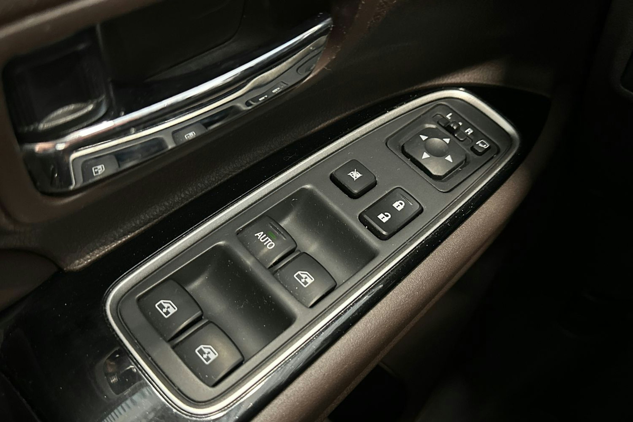 valkoinen Mitsubishi Outlander PHEV 2016 kuva 32.