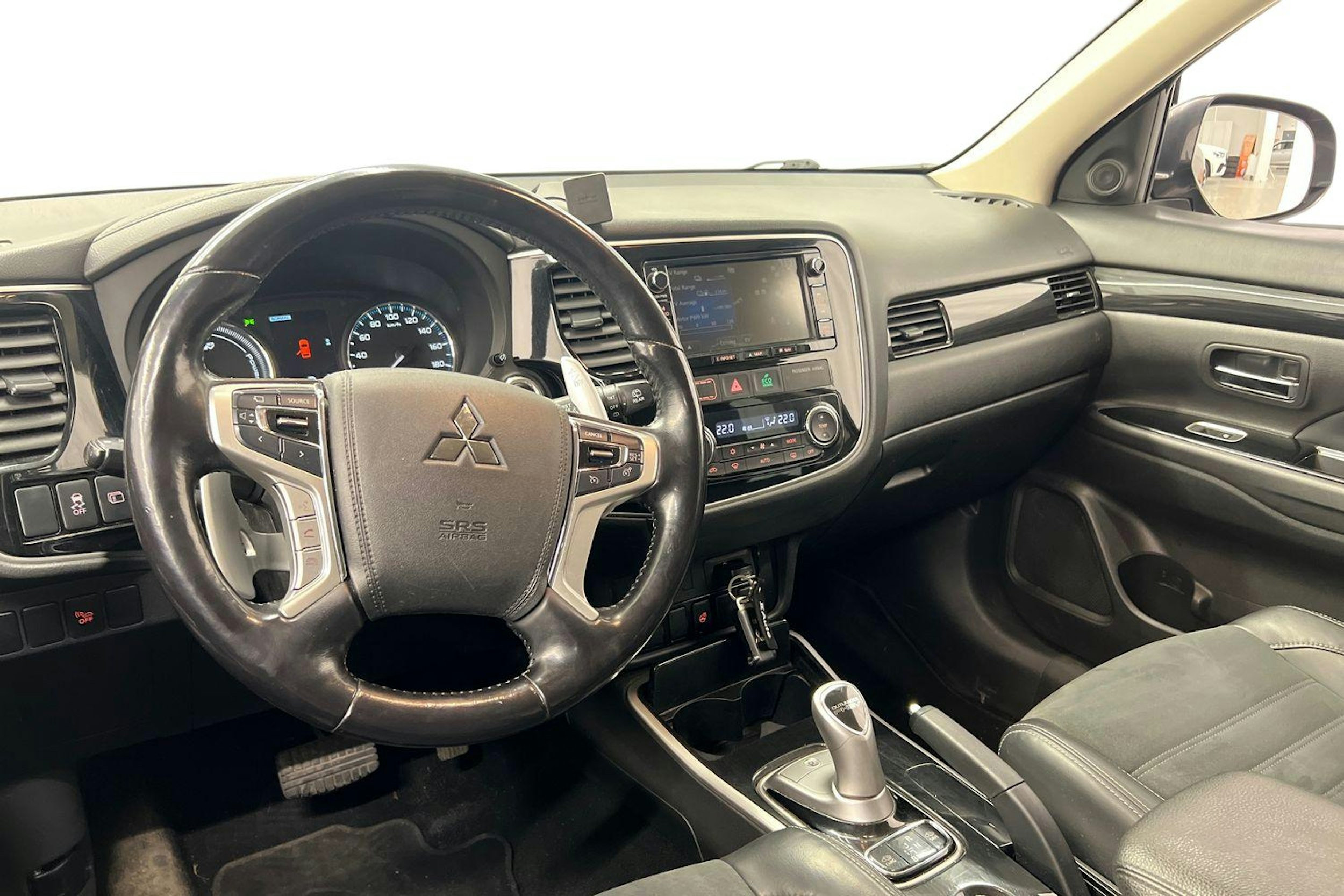 Musta Mitsubishi Outlander PHEV 2016 kuva 7.