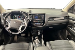 Musta Mitsubishi Outlander PHEV 2016 kuva 9.